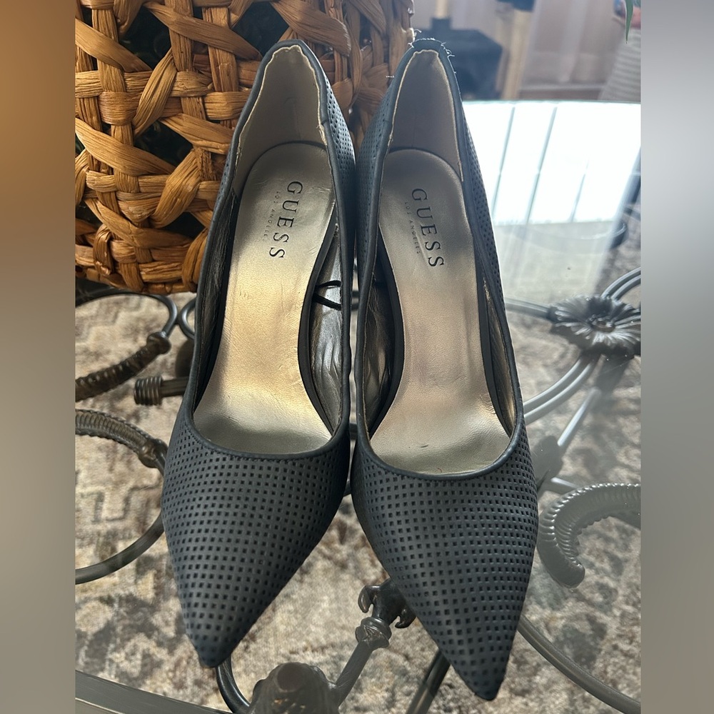 Guess Classic Pointed Toe Pumps